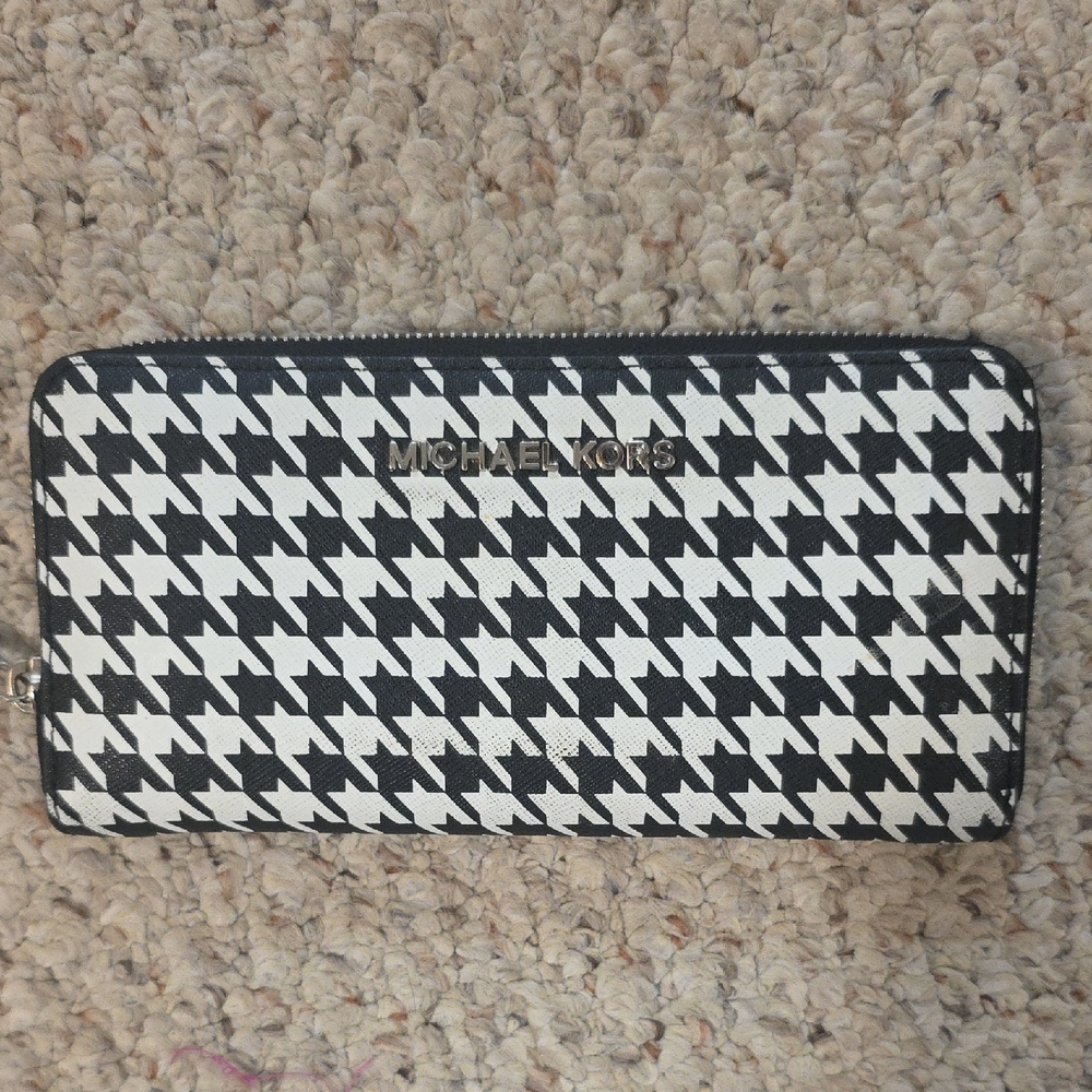 Michael Kors Black and White Houndstooth Zip Wallet